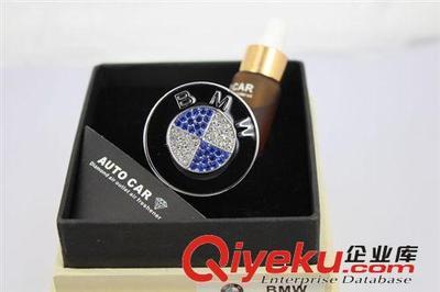 DAD鑲鉆出風口 汽車標志風口香水 奔馳出風口香熏 空調出風口香水-饒平縣海山路士達汽車裝飾用品經營部提供DAD鑲鉆出風口 汽車標志風口香水 奔馳出風口香熏 空調出風口香水的相關介紹、產品、服務、圖片、價格饒平縣海山路士達汽車裝飾用品經營部、汽車防爆膜;汽車改裝件;LED燈;汽車飾品;汽車香水;車載小電器;車衣